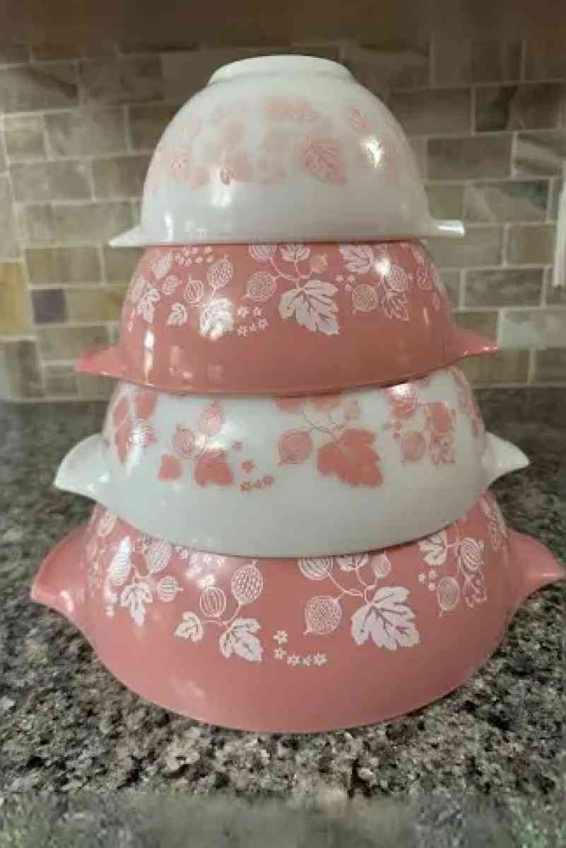 pink Pyrex mixing bowls - South Solon, Ohio - FleaMarketBay