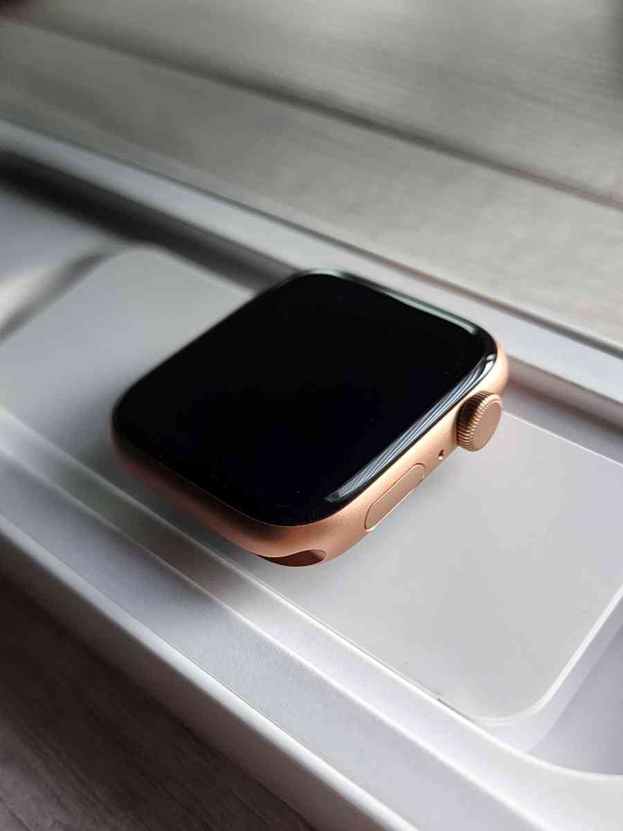 Apple Watch SE Brand New w Gold Aluminum Case Pink Sand Band - Manteca, California - FleaMarketBay