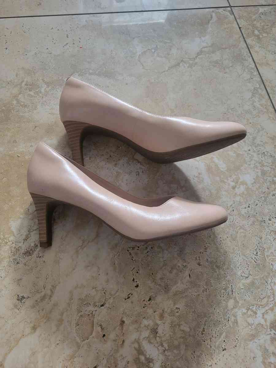 Comfy heels - Fort Lauderdale, Florida - FleaMarketBay