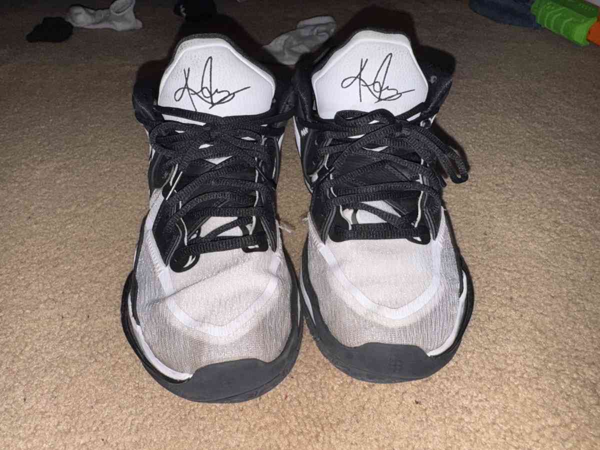 Nike Kyrie Court Shoes - Peoria, Arizona - FleaMarketBay