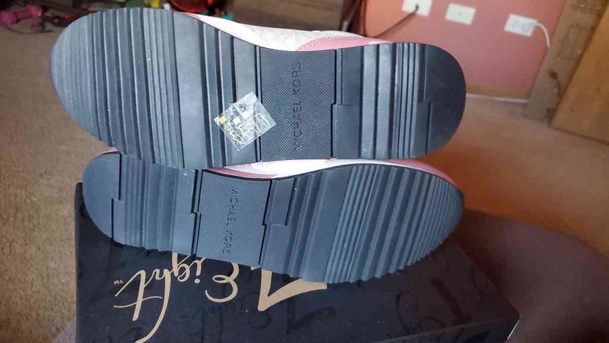 NEW Micheal Kors Womens Shoes size 9 JOLIET PICKUP ONLY - Joliet, Illinois - FleaMarketBay