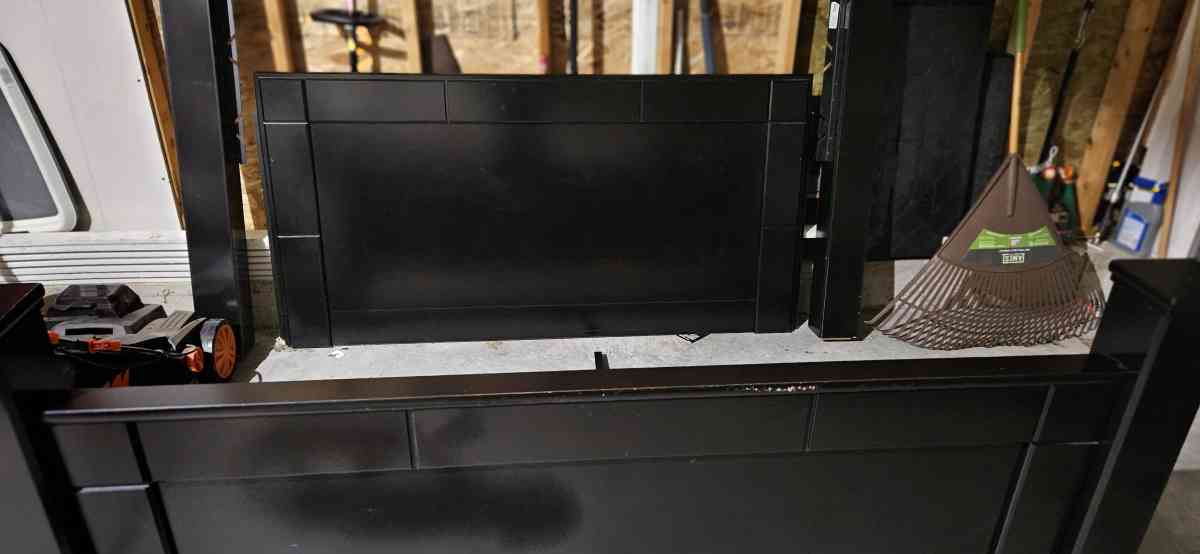 King size wooden bed frame no mattress - Hampshire, Illinois - FleaMarketBay