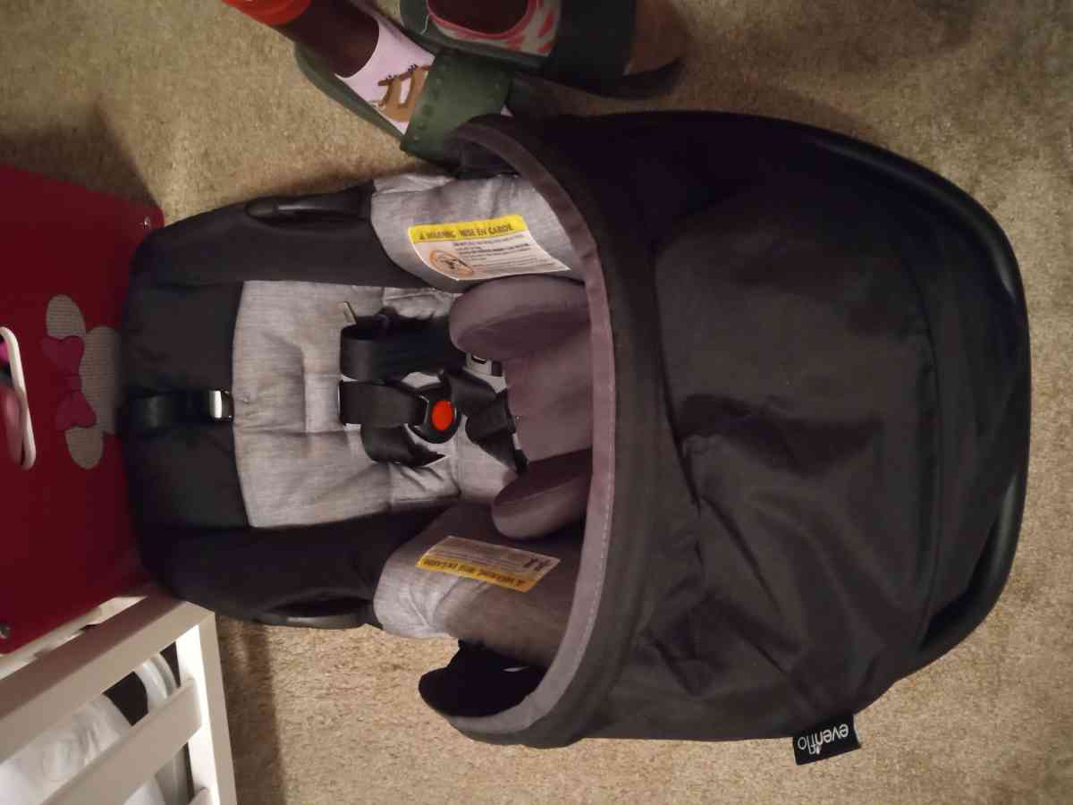 infant car seat with attachable base - Omaha, Nebraska - FleaMarketBay
