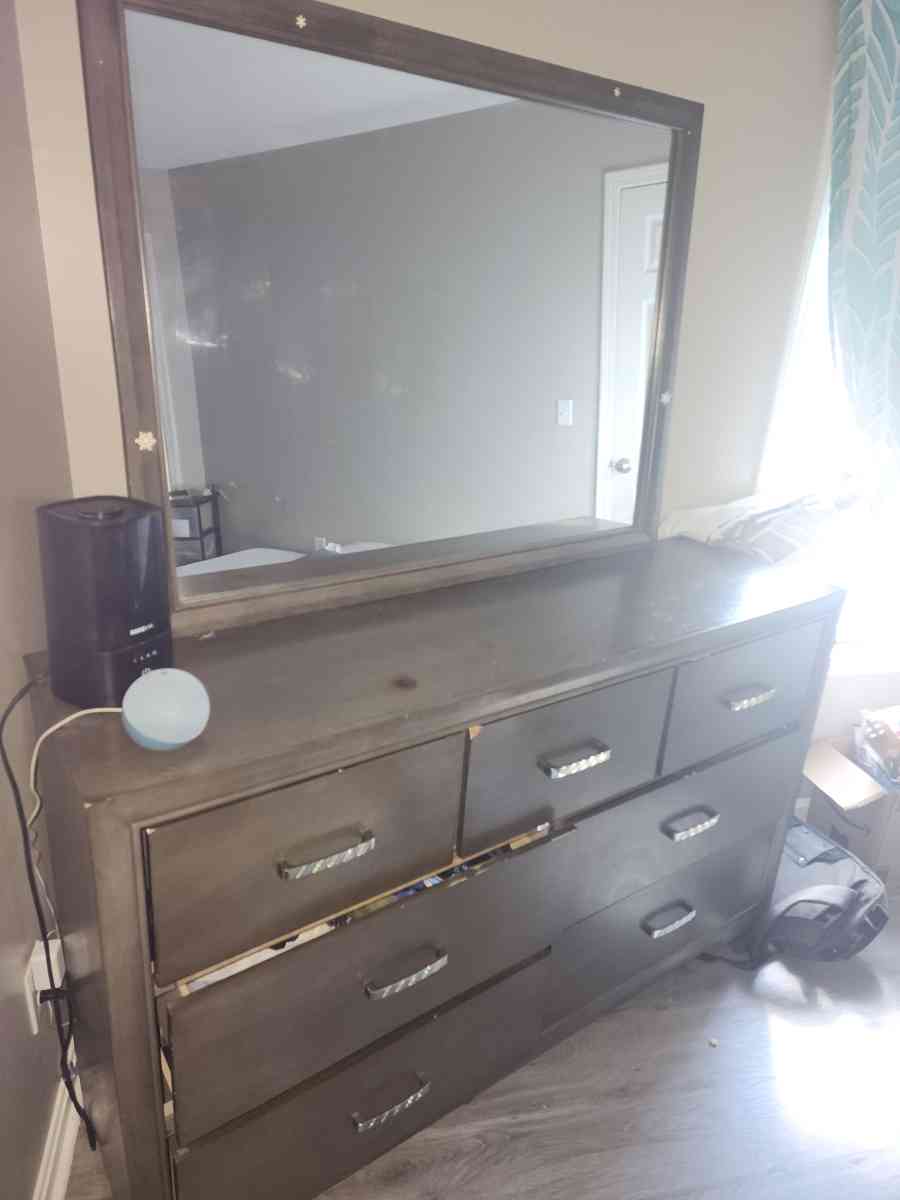 DressersQueenBed - Louisville, Kentucky - FleaMarketBay