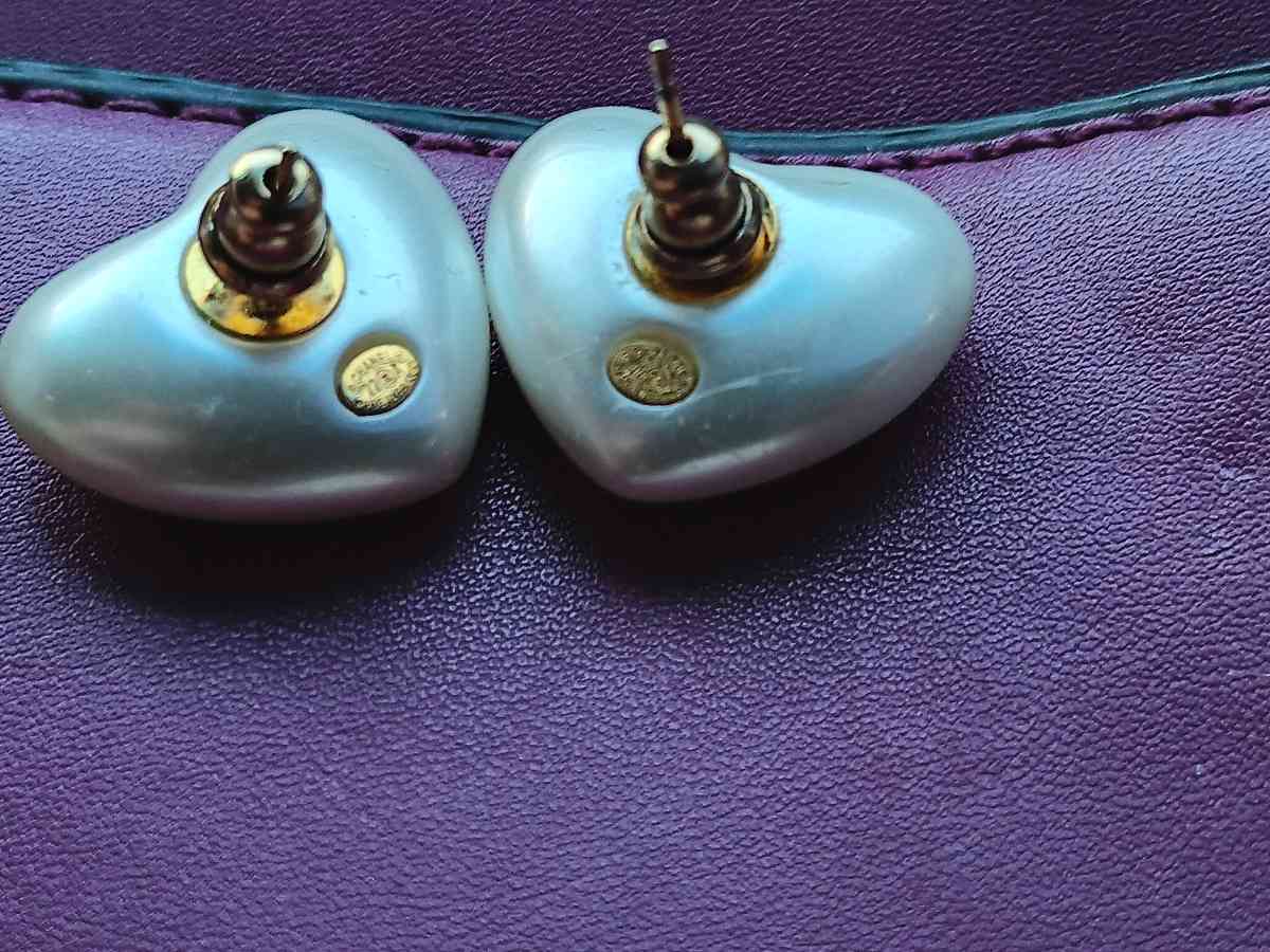 CHANEL heart shaped pearl stud earrings - Santa Cruz, California - FleaMarketBay