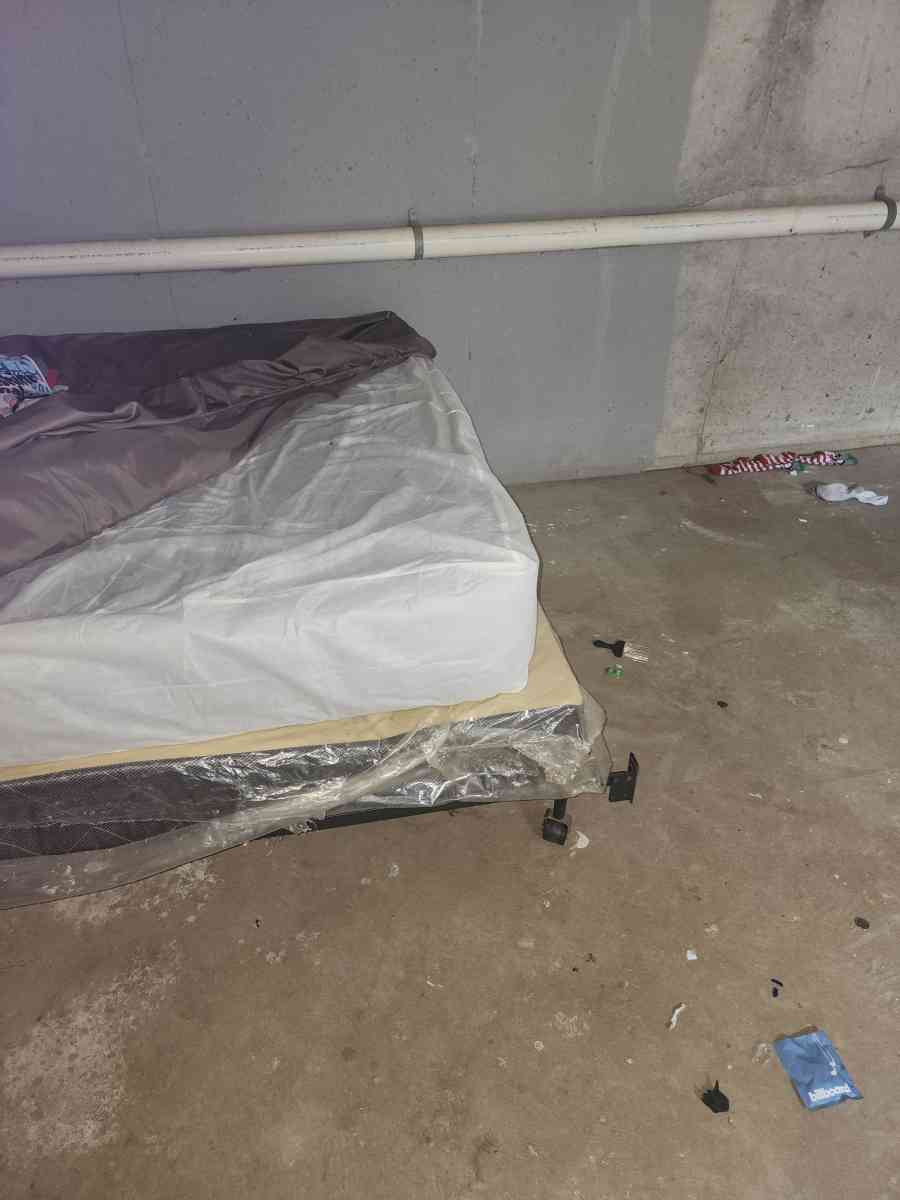 DressersQueenBed - Louisville, Kentucky - FleaMarketBay