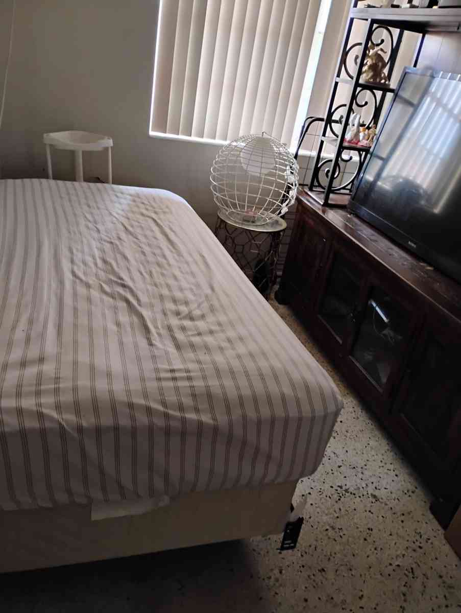 bedroom - Miami, Florida - FleaMarketBay