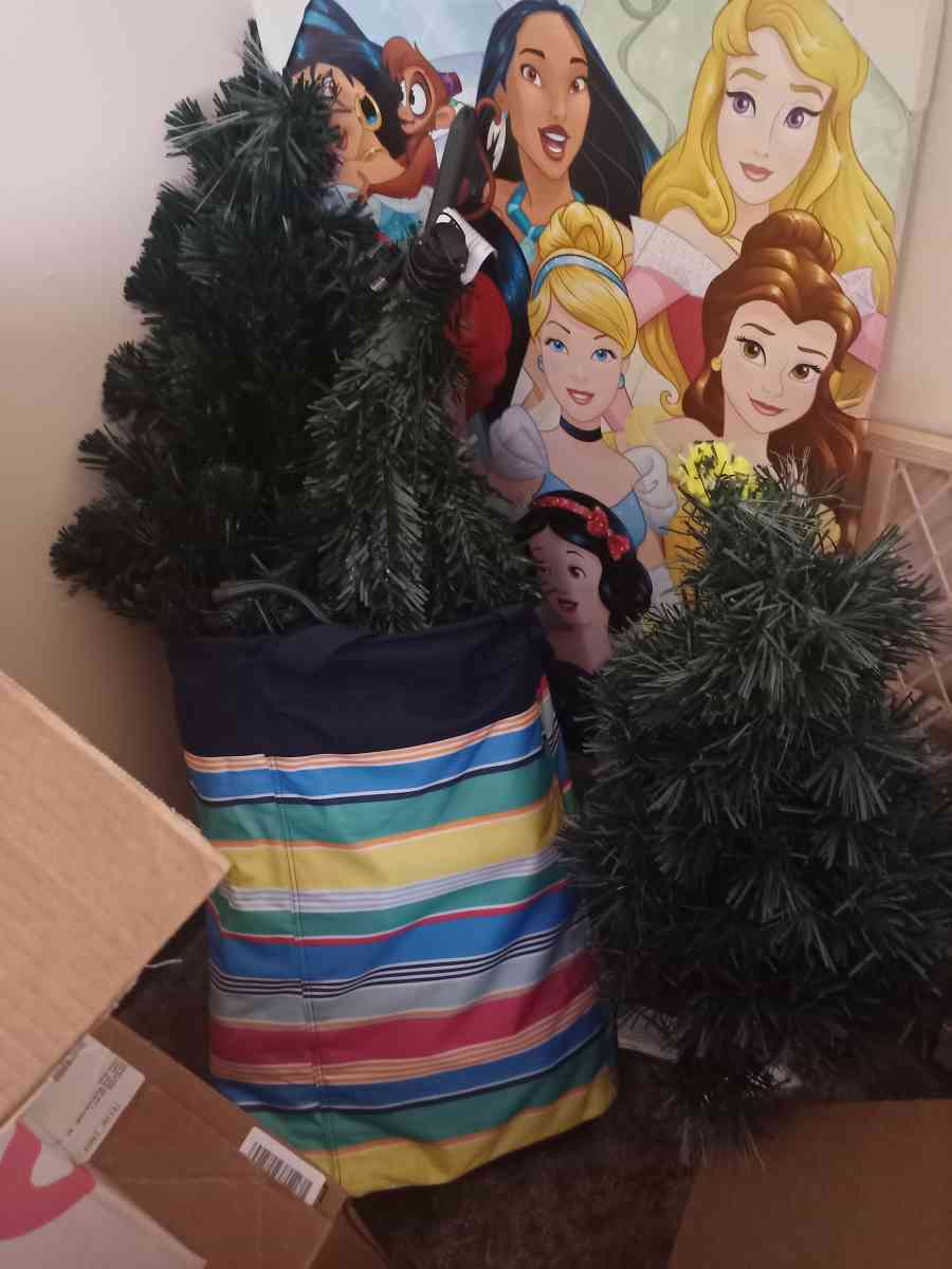 Christmas tree and additional Christmas stuff - Mountain Home, Arkansas - FleaMarketBay