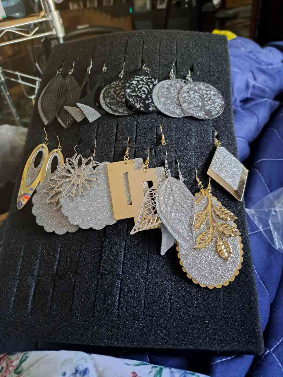 dangling earrings 2 apiece or bulk 14 for 20 - Somersworth, New Hampshire