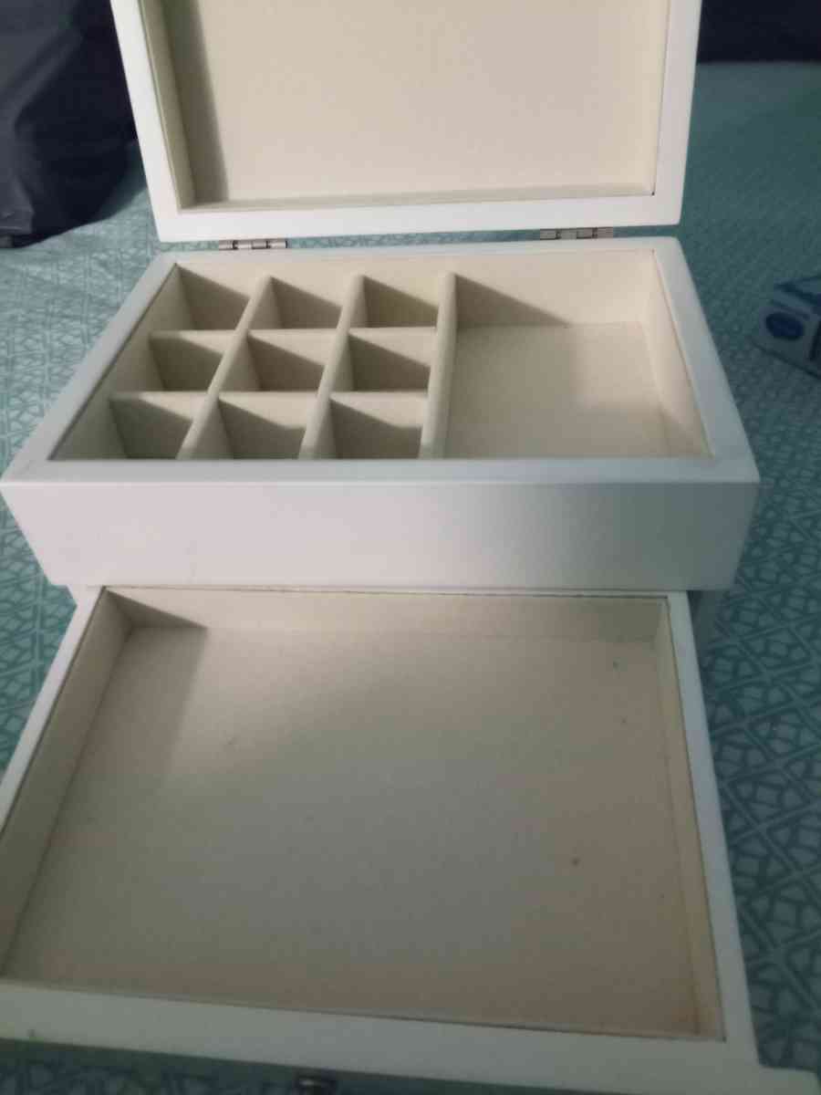 jewelry box white - Cleveland, Ohio - FleaMarketBay