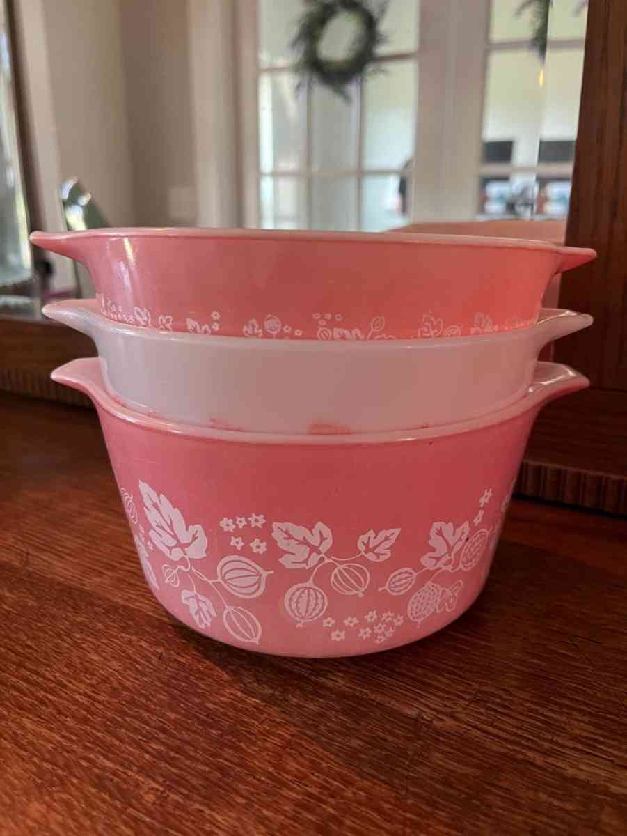 pink Pyrex mixing bowls - South Solon, Ohio