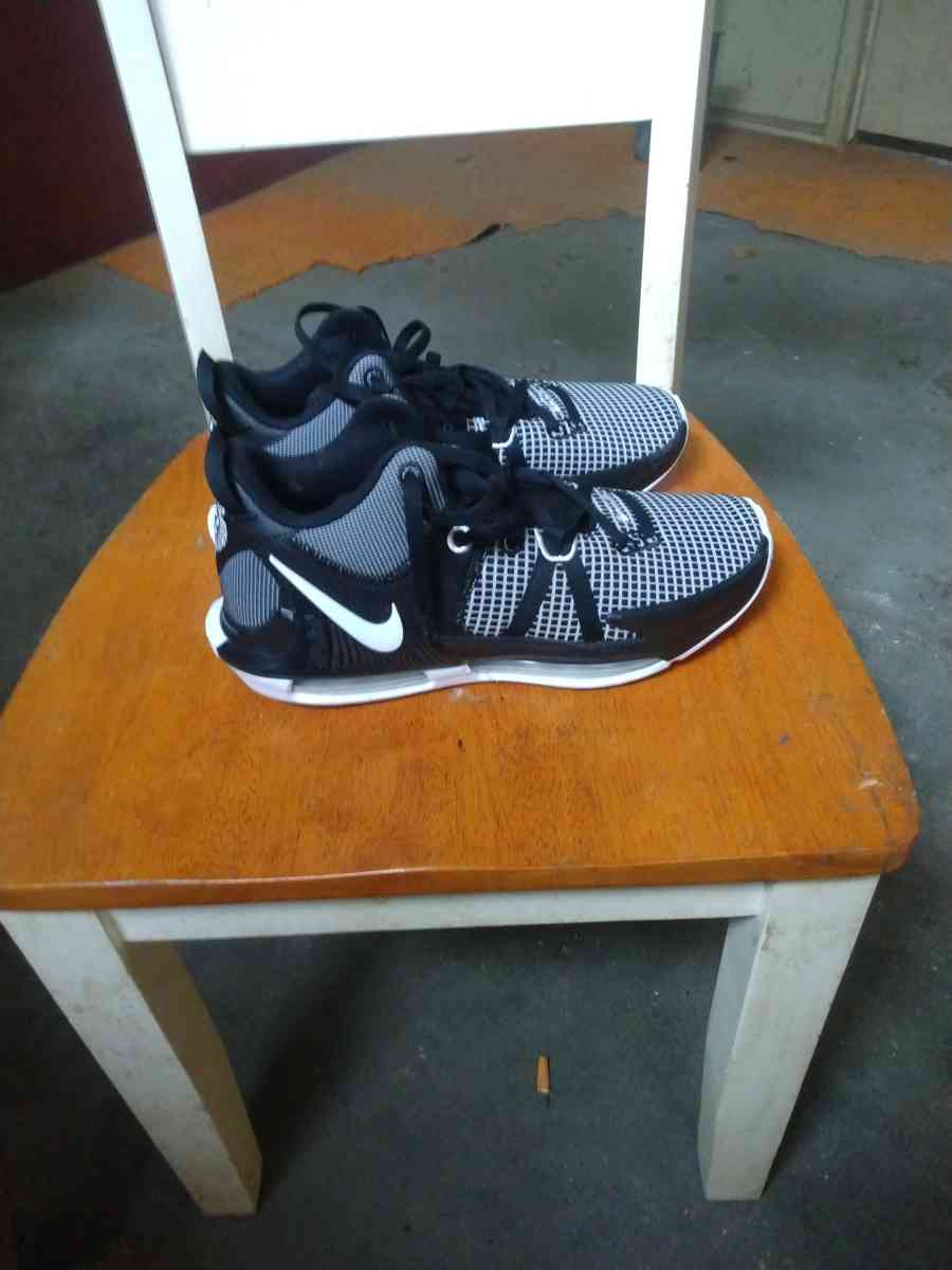 LeBron witness 7 TB - Saint Petersburg, Florida - FleaMarketBay