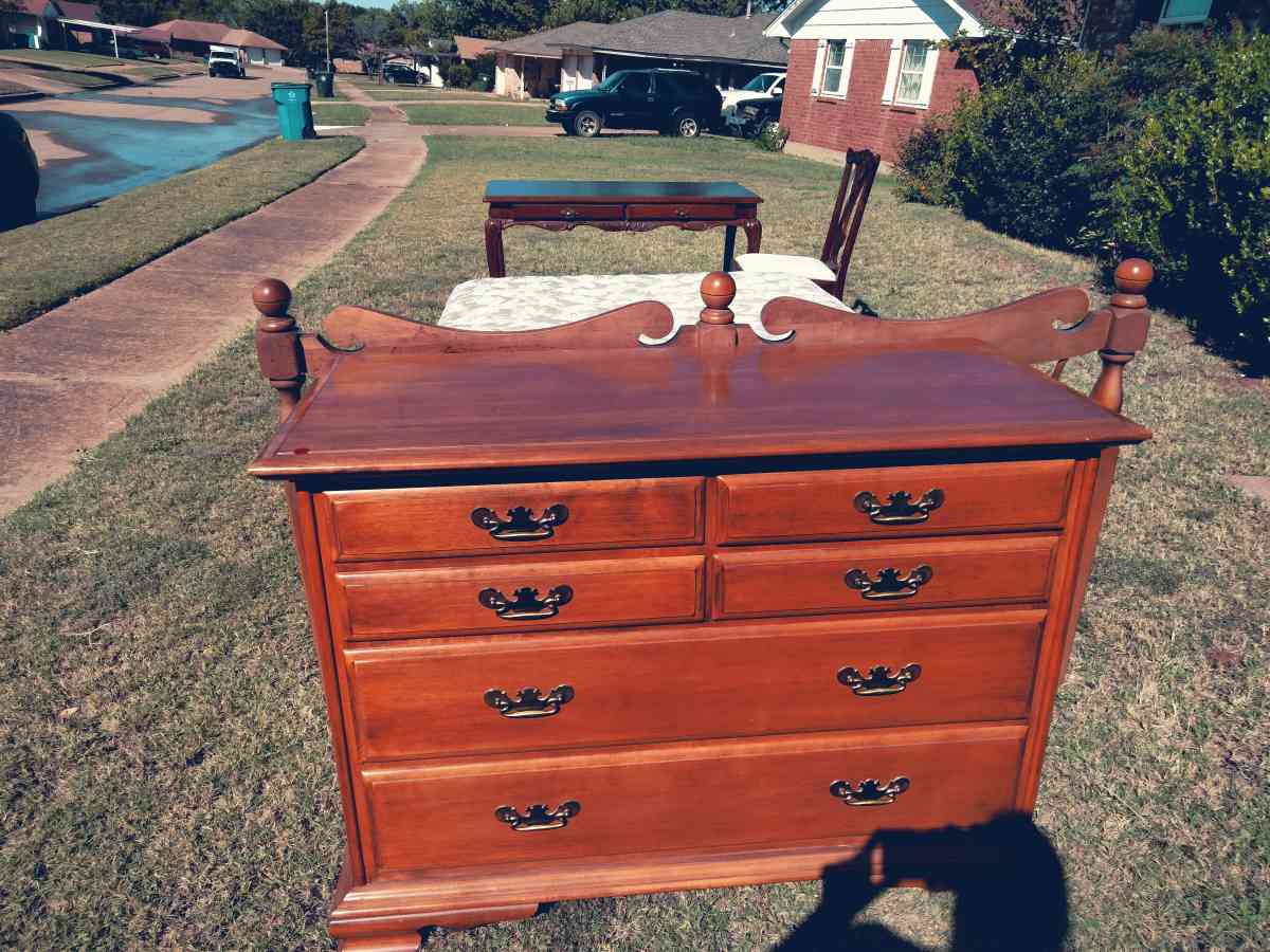 matching bedroom set - Oklahoma City, Oklahoma - FleaMarketBay