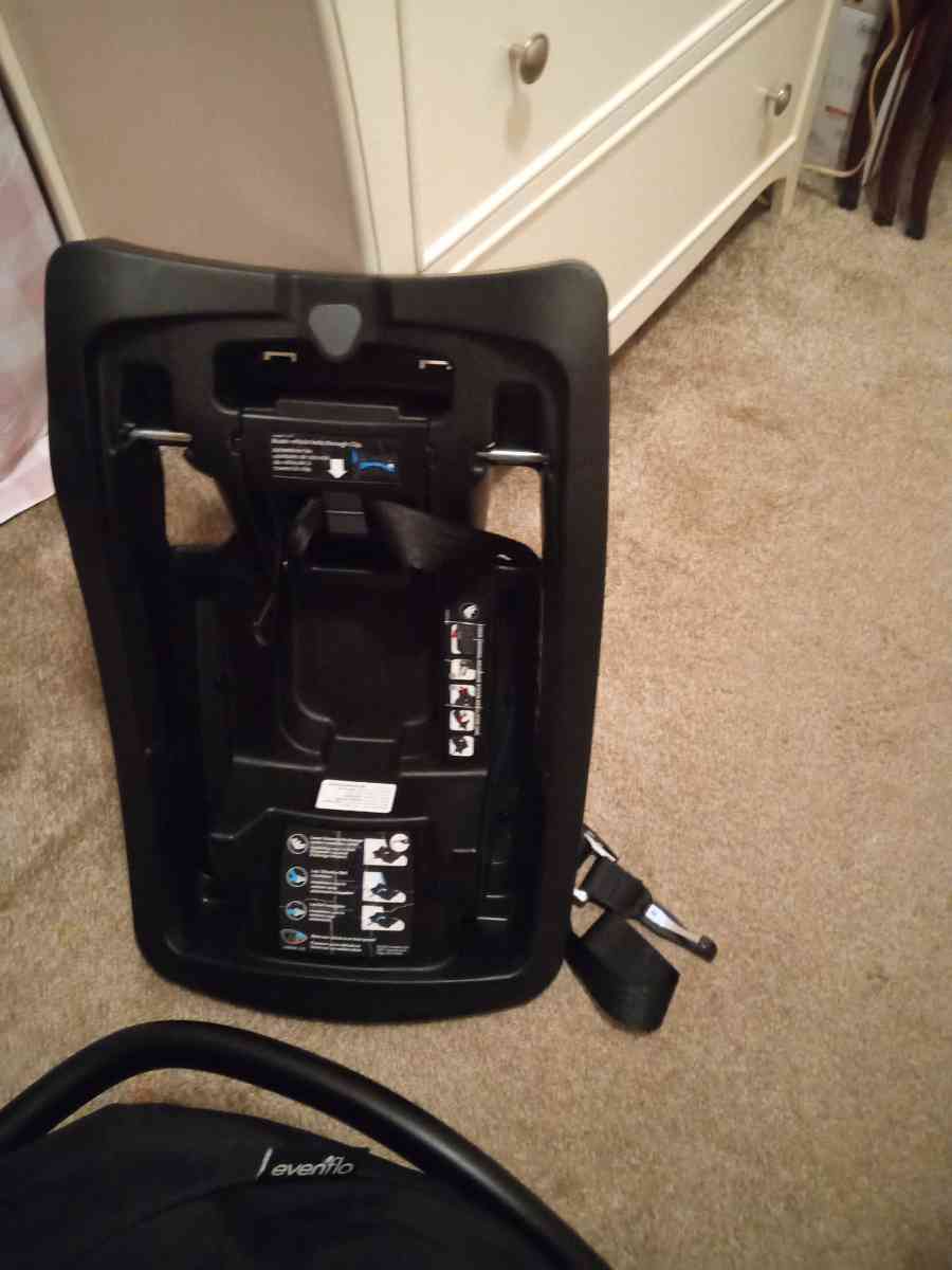 infant car seat with attachable base - Omaha, Nebraska - FleaMarketBay