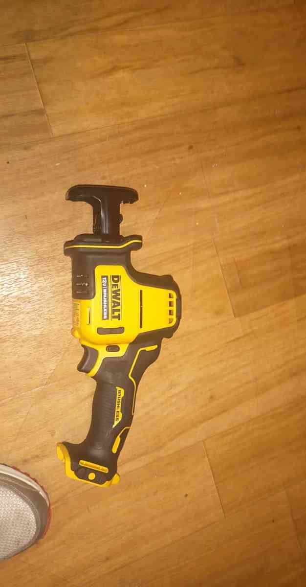 12v DeWalt sawsaw - Barbourville, Kentucky - FleaMarketBay