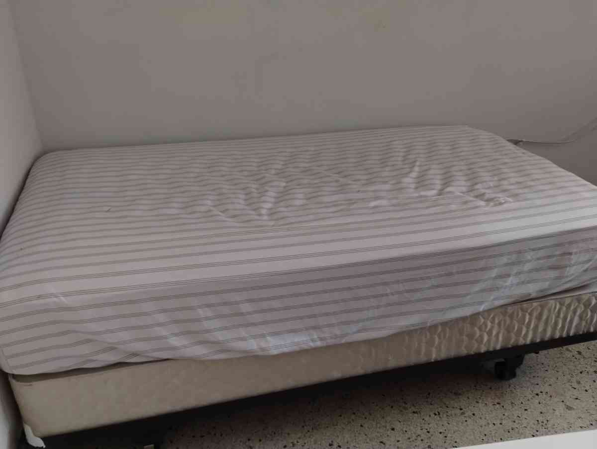 bedroom - Miami, Florida - FleaMarketBay