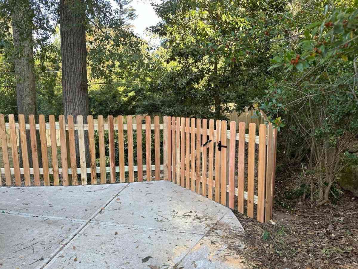 fencing vinyl and Wood - Aberdeen Proving Ground, Maryland - FleaMarketBay