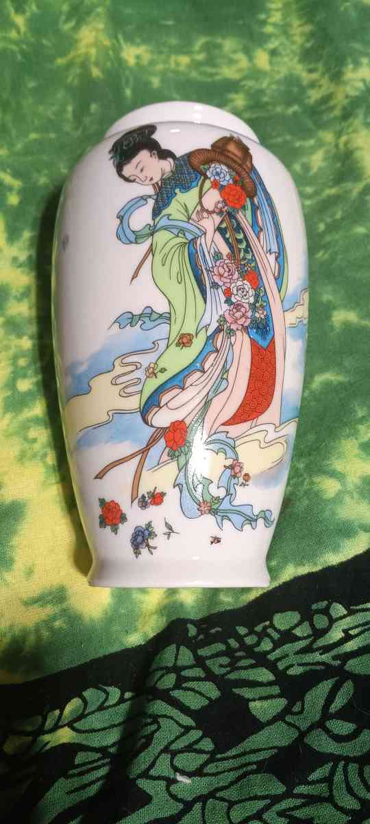 Vintage Japanese Geisha vase made by artmart - Akron, Ohio