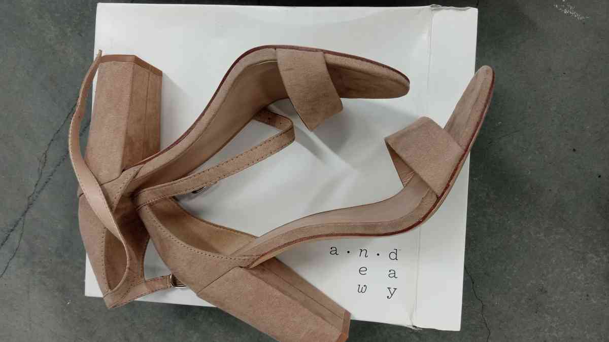 the 2 pair of sheaker for git - Belmont, California - FleaMarketBay