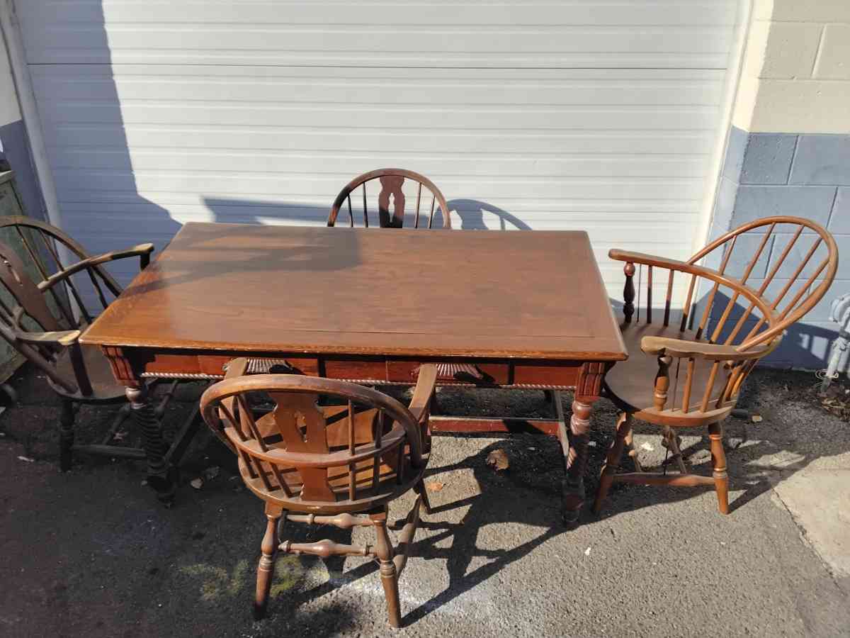 Well Made Wooden Dining Room Table with Chairs Like New - Williamstown, New Jersey - FleaMarketBay