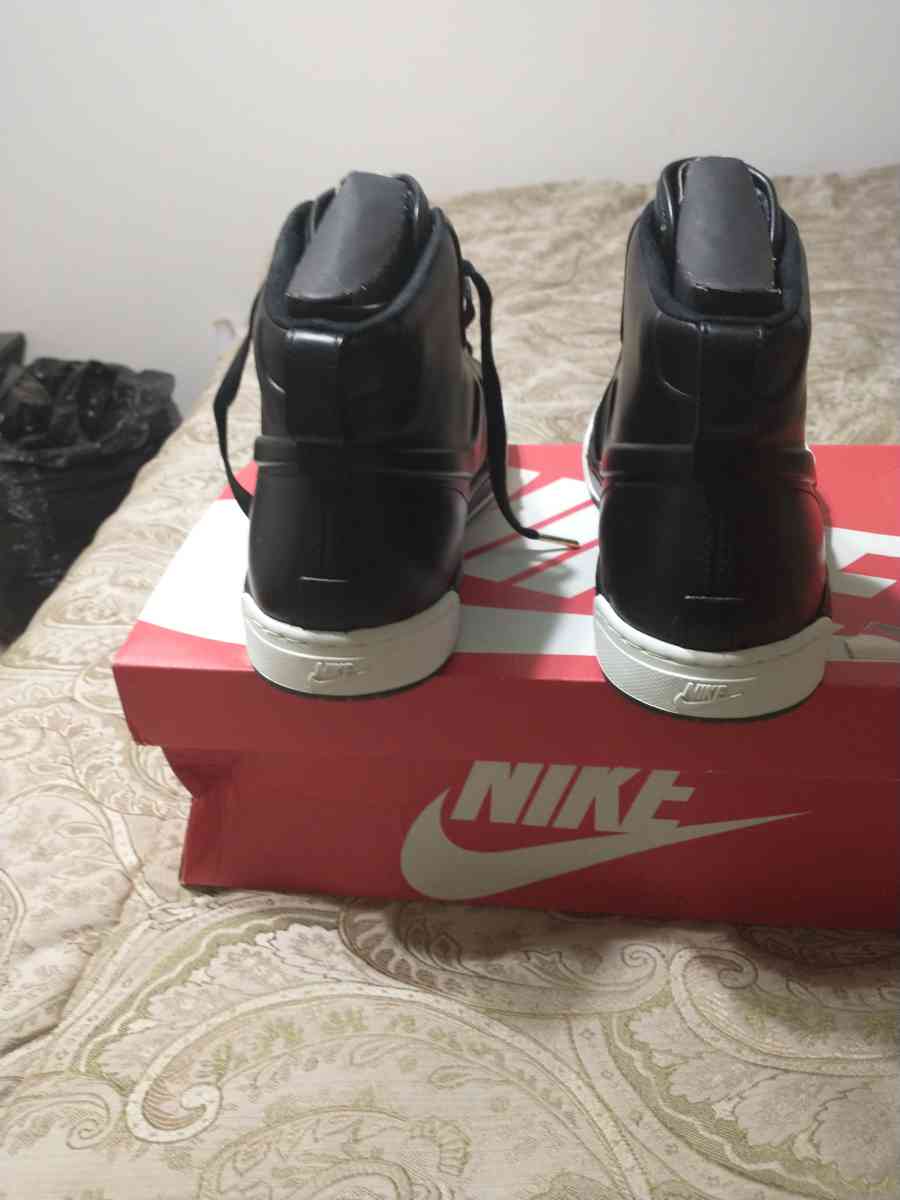 Nike Shoes - Bakersfield, California - FleaMarketBay