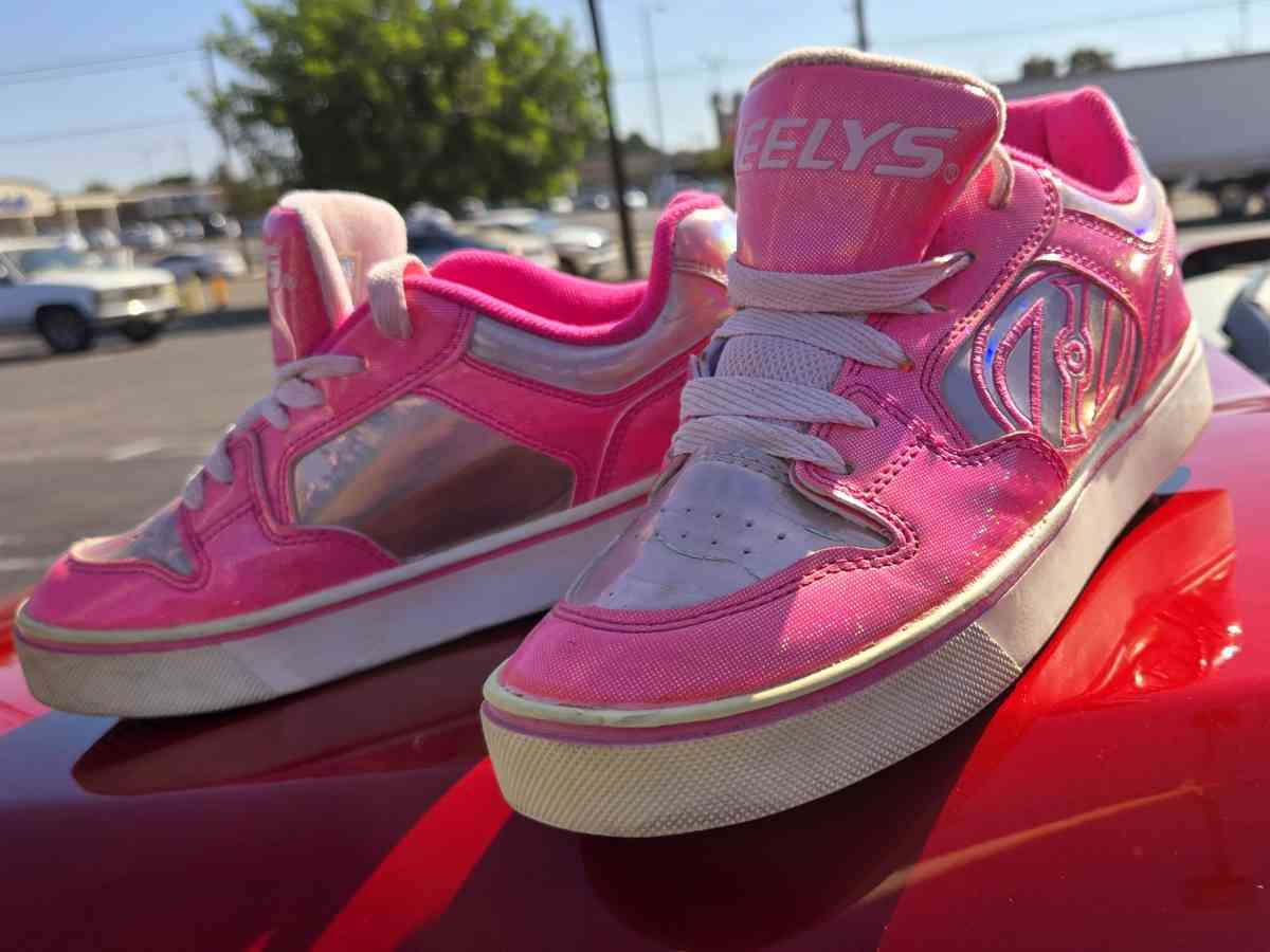 Pink Heelys Youth Tennis Shoes Size 6 - La Habra, California
