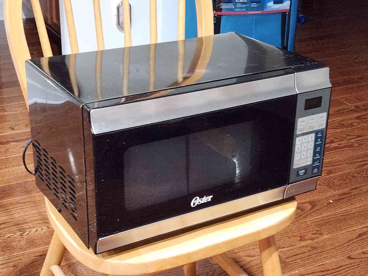 Moving Sale by end Oct 15th Countertop Microwave Oven 700W - Derwood, Maryland - FleaMarketBay