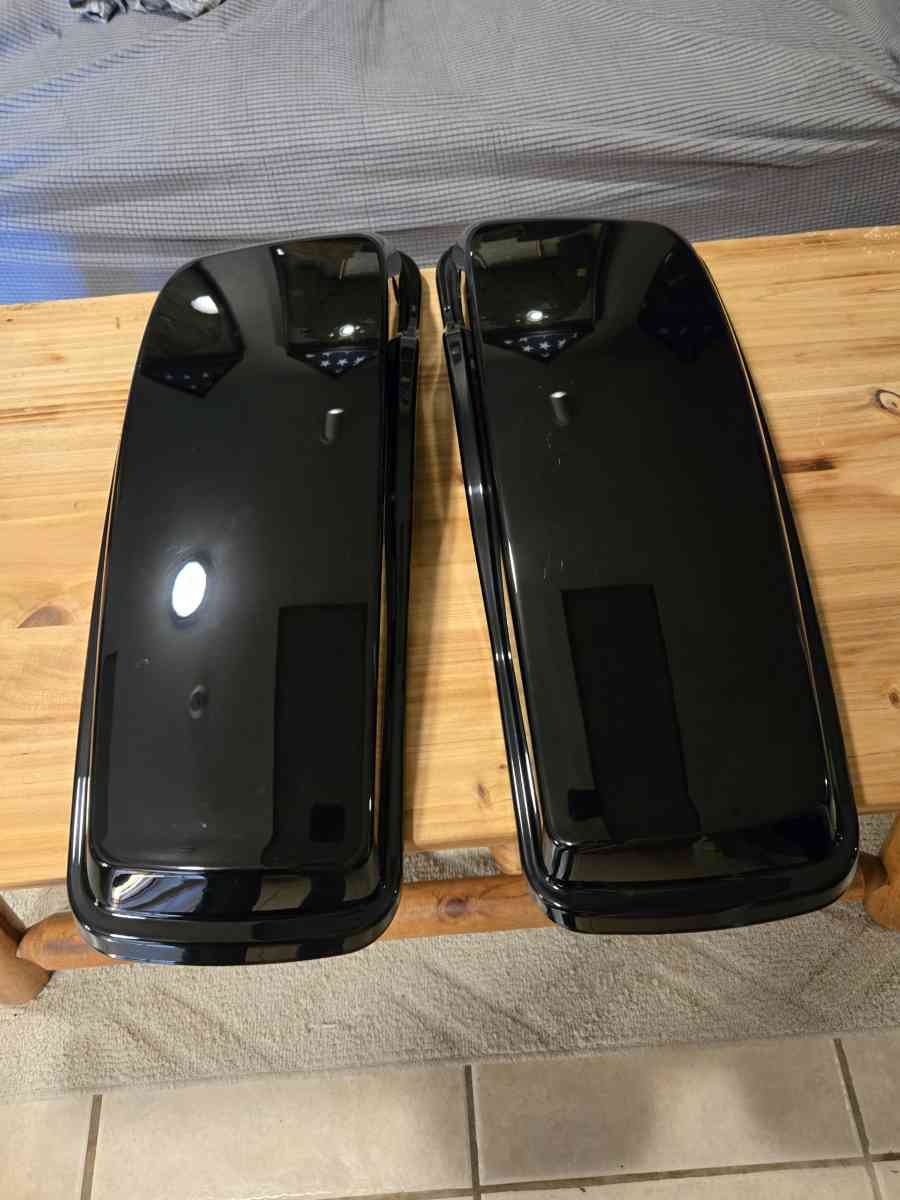 original 2017 HarleyDavidson street glide saddle bag lids - South Lebanon, Ohio