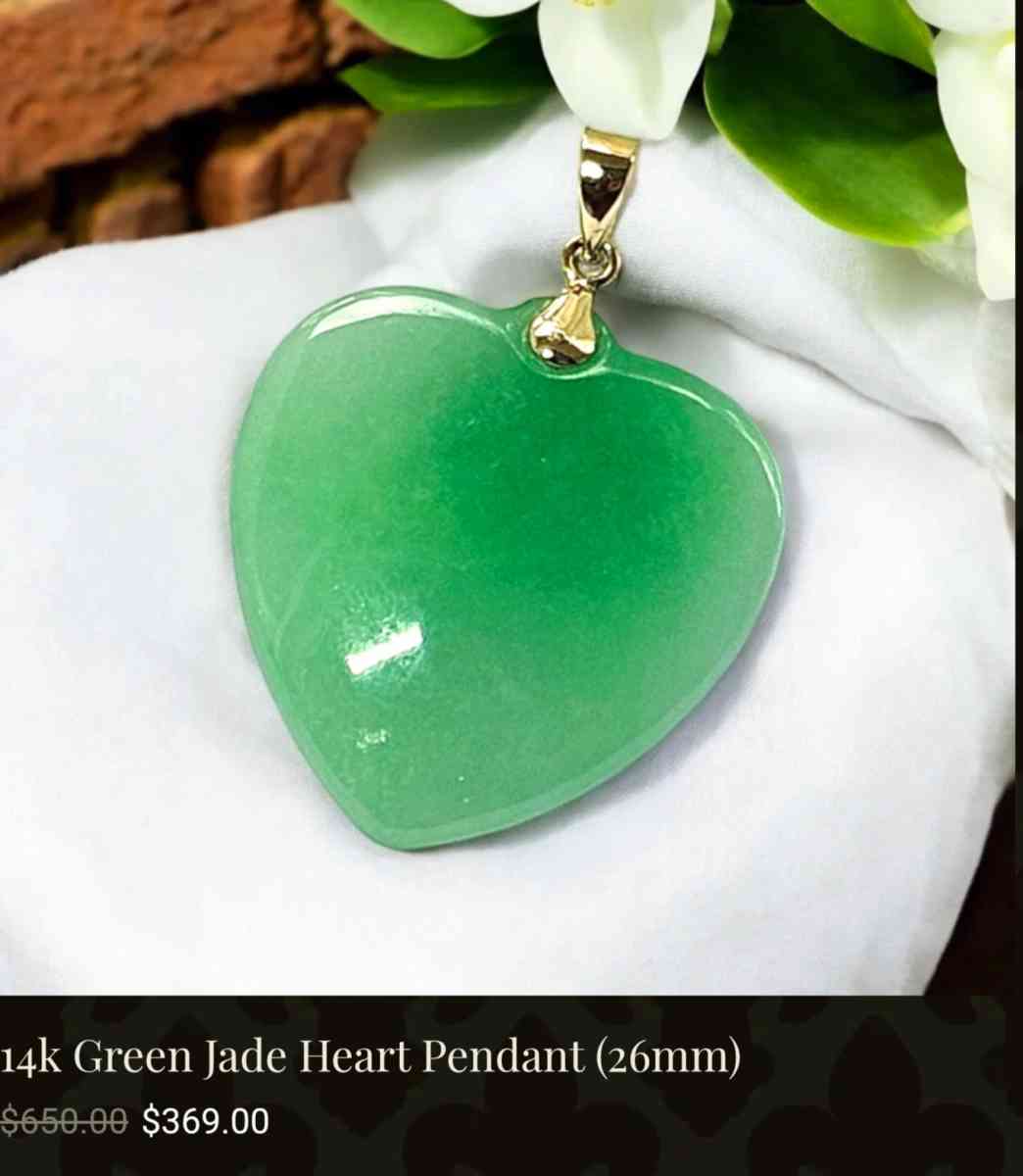 nature jade heart pendant in 14 Karat gold