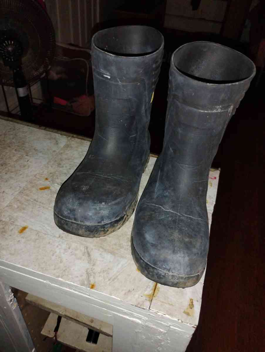 boots 13 - Saint Joseph, Missouri - FleaMarketBay