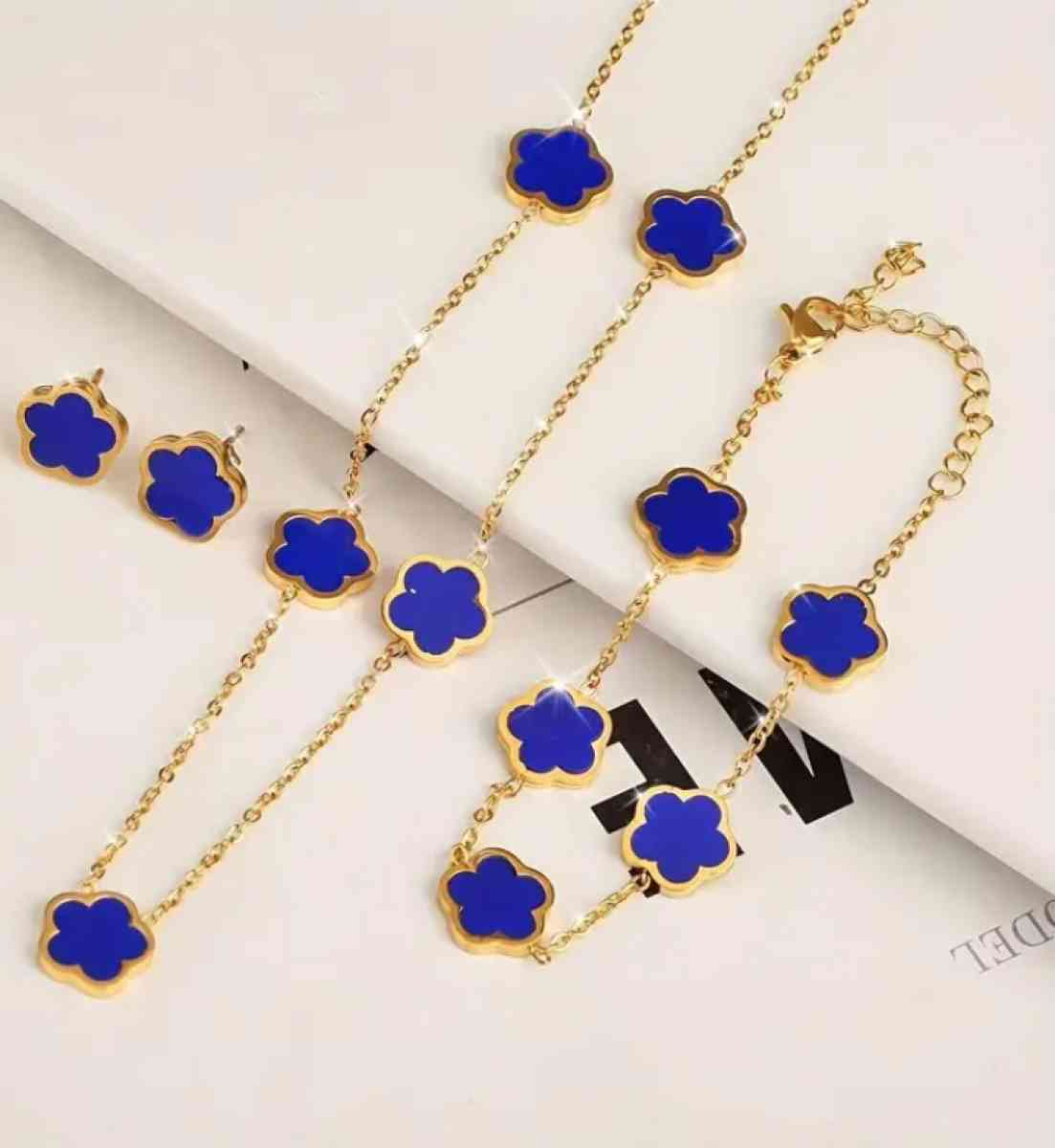 Elegant 2 Piece Pendant - Homestead, Florida - FleaMarketBay