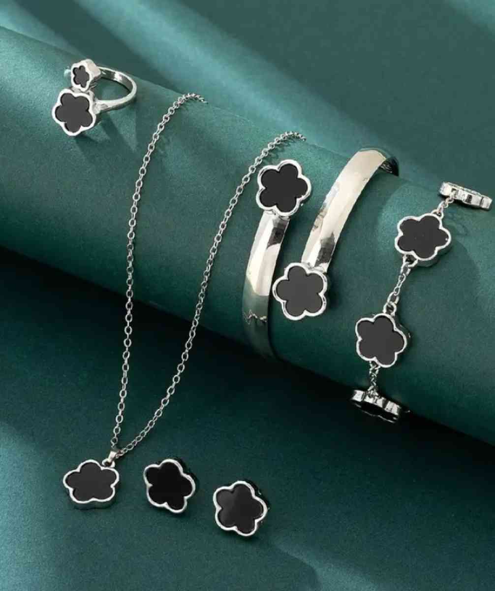 Elegant 4 Piece Pendant - Miami, Florida - FleaMarketBay