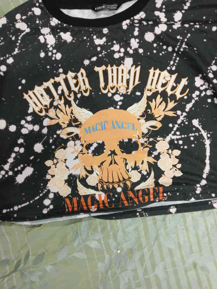 Shein long sleeve belly cut off - Methuen, Massachusetts - FleaMarketBay