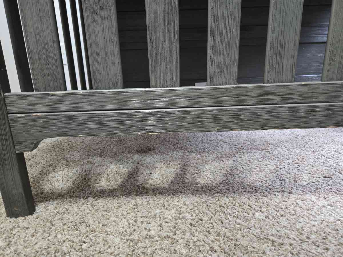 baby crib with matching dresser - South Lebanon, Ohio - FleaMarketBay