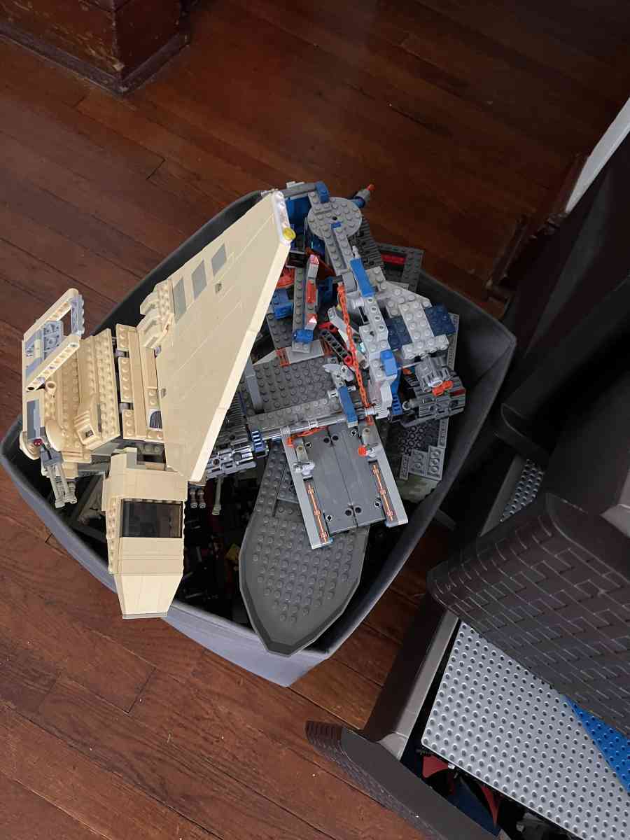 Tons and tons of legos not separating - Lyndhurst, New Jersey - FleaMarketBay