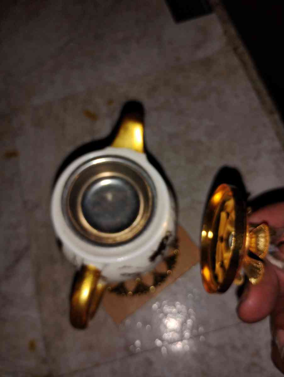 gold and white teacup - Saint Joseph, Missouri - FleaMarketBay