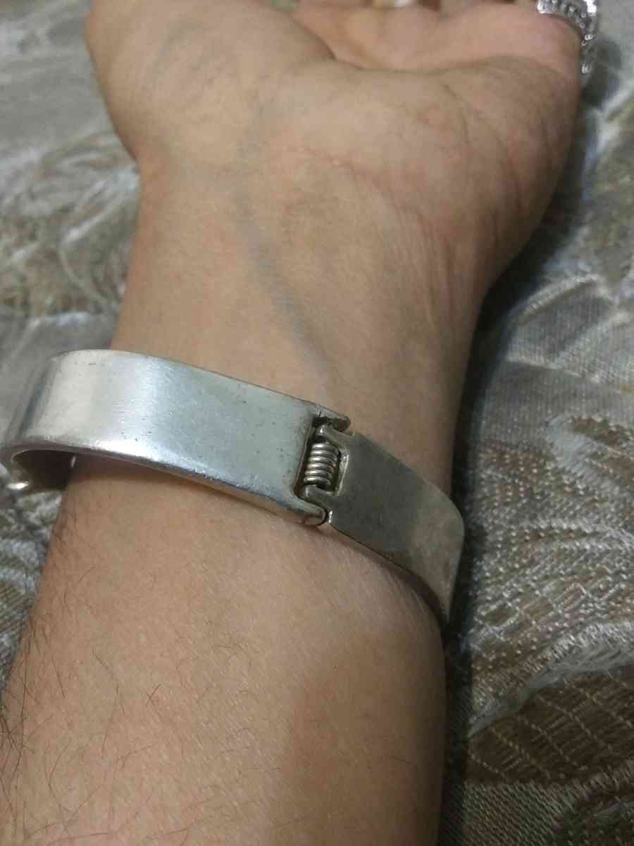 cuff style with spring - Raymore, Missouri - FleaMarketBay