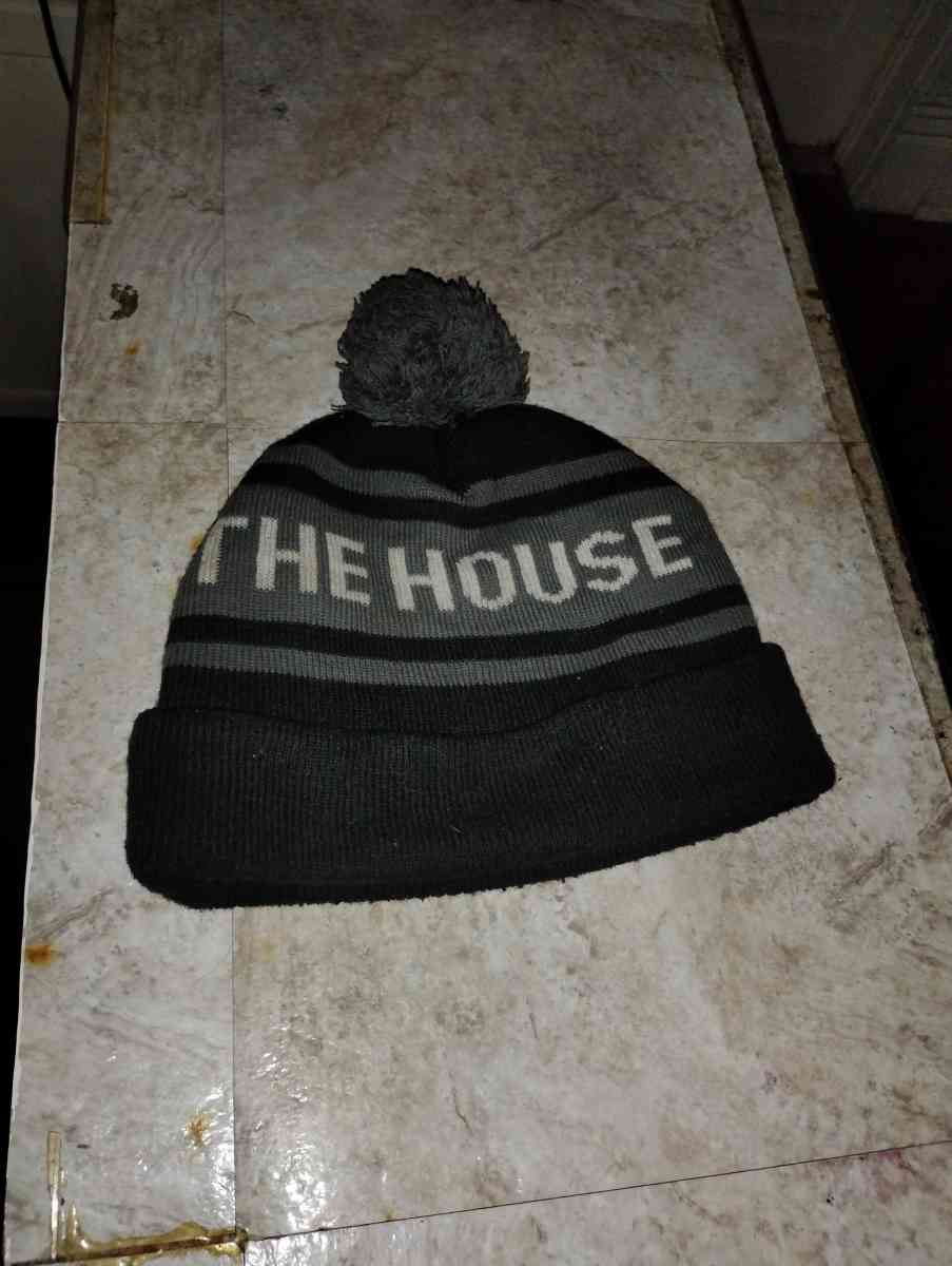 the house very nice skull cap like new fits good and is warm - Saint Joseph, Missouri - FleaMarketBay