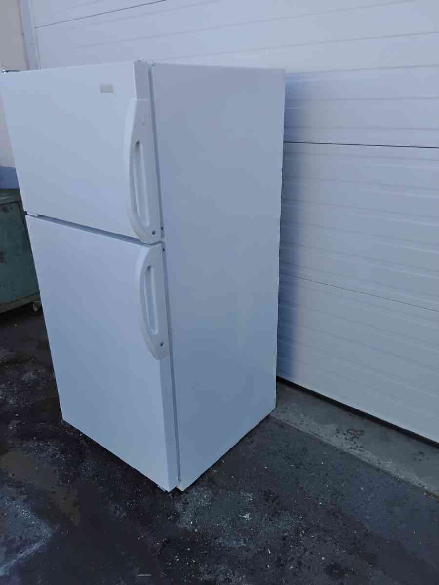 Magic Chef Refrigerator and Freezer Apartment Size Like New - Williamstown, New Jersey - FleaMarketBay