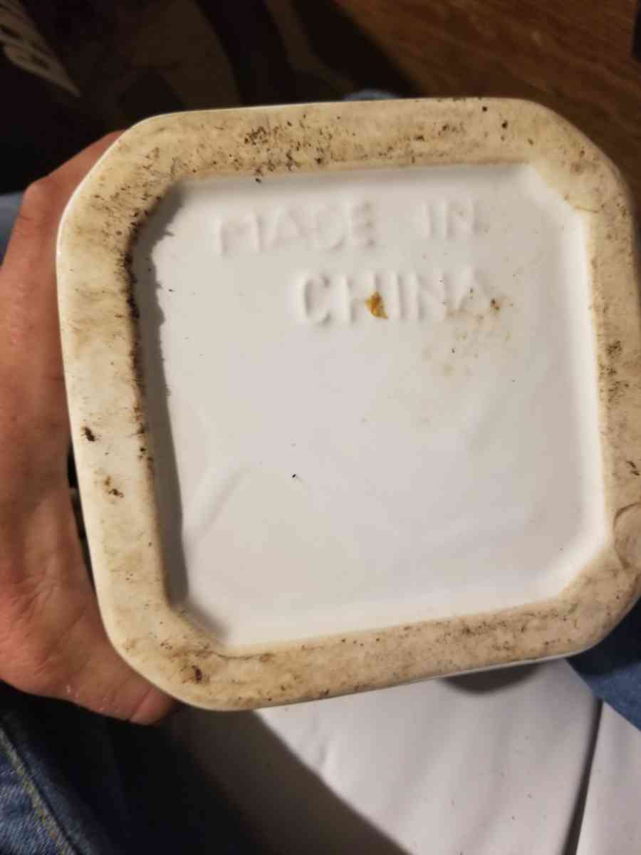 4 canisters w locking lids - Brazoria, Texas - FleaMarketBay