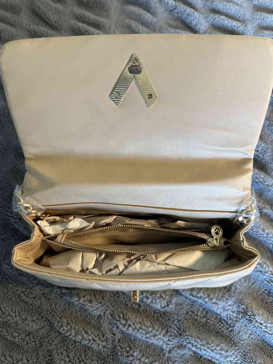 Beige Shoulder Bag - Porterville, California - FleaMarketBay