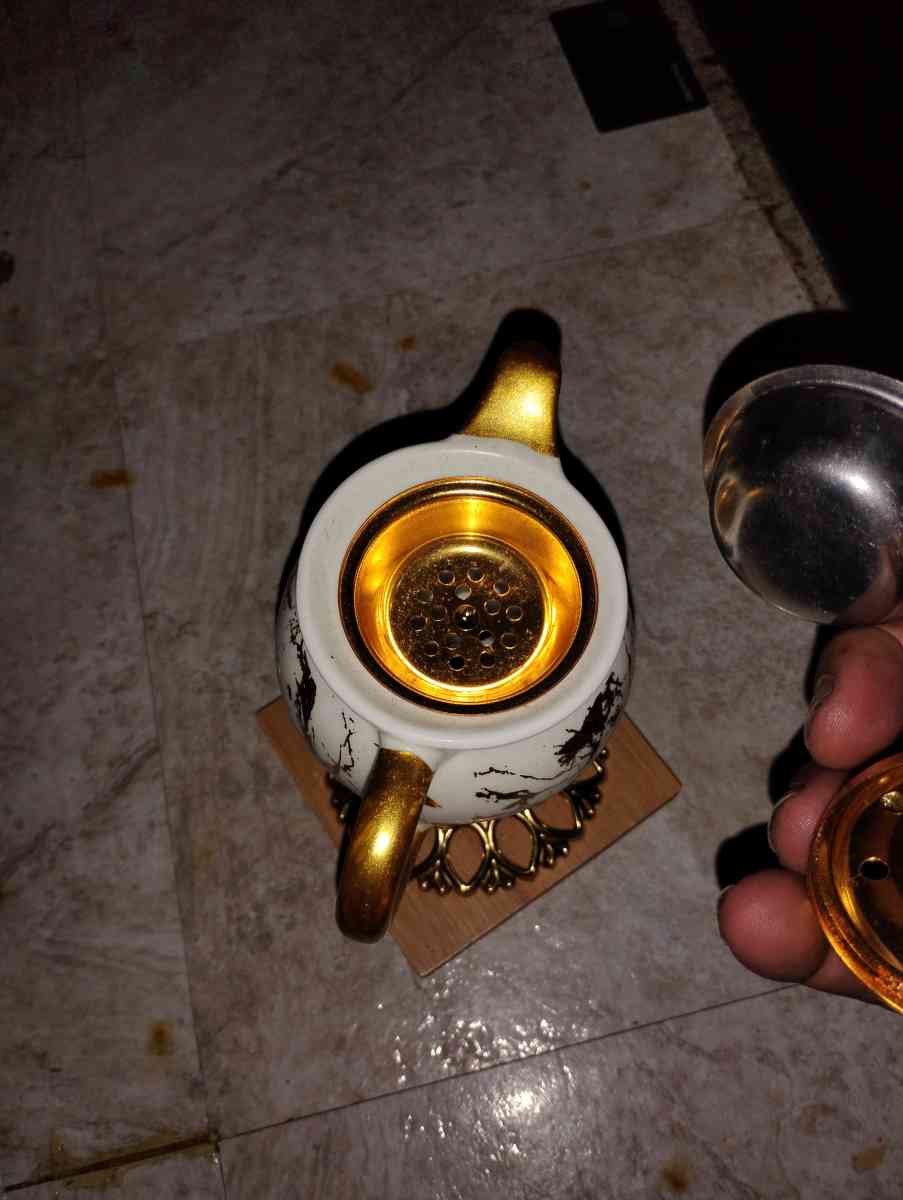 gold and white teacup - Saint Joseph, Missouri - FleaMarketBay