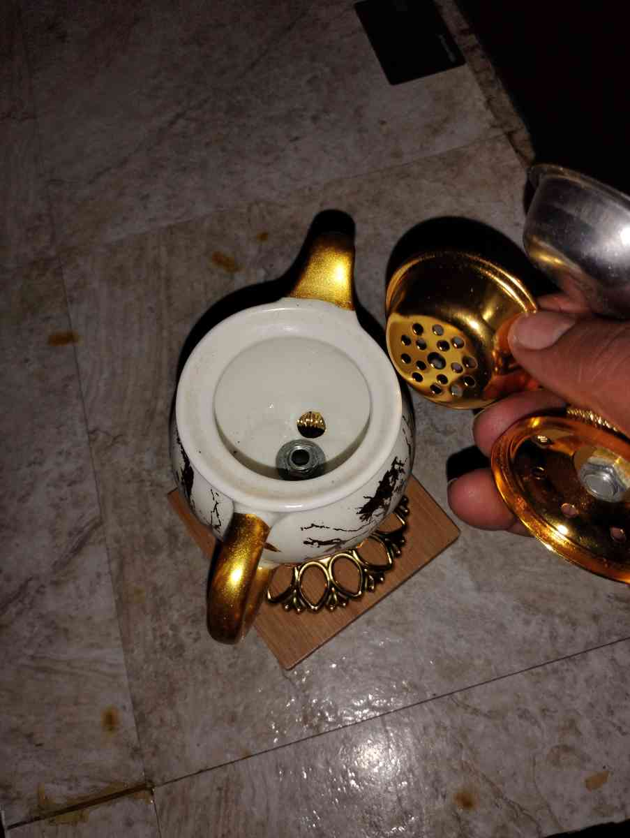 gold and white teacup - Saint Joseph, Missouri - FleaMarketBay