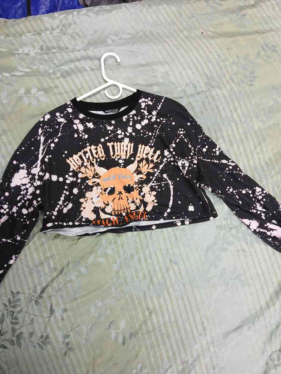 Shein long sleeve belly cut off - Methuen, Massachusetts - FleaMarketBay