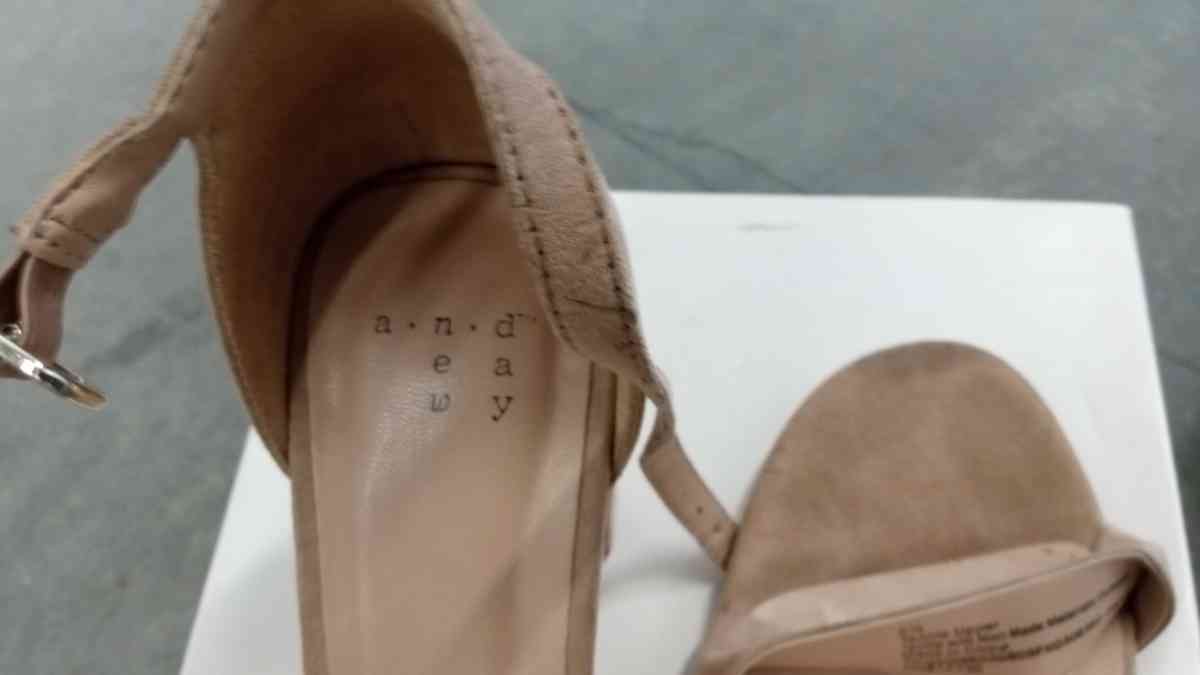 the 2 pair of sheaker for git - Belmont, California - FleaMarketBay