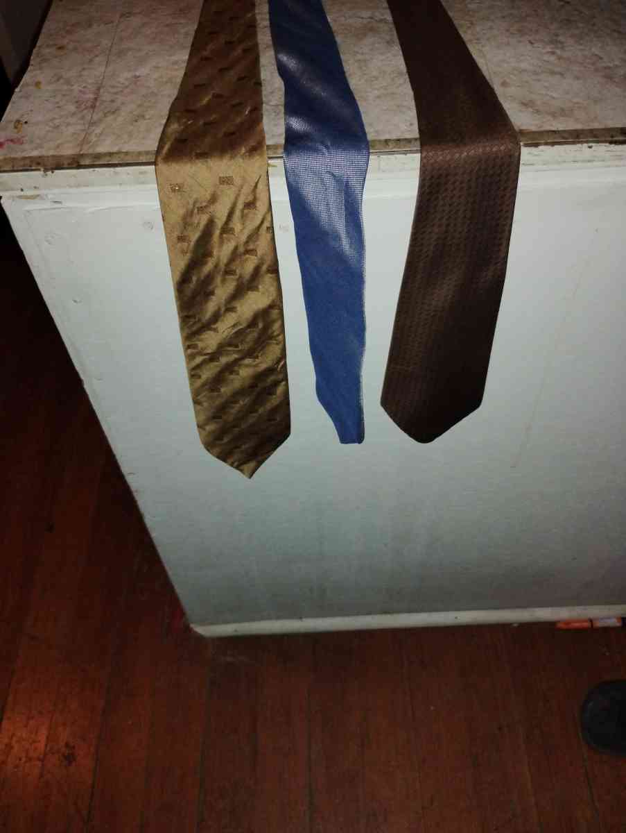 ties 3 of them - Saint Joseph, Missouri - FleaMarketBay