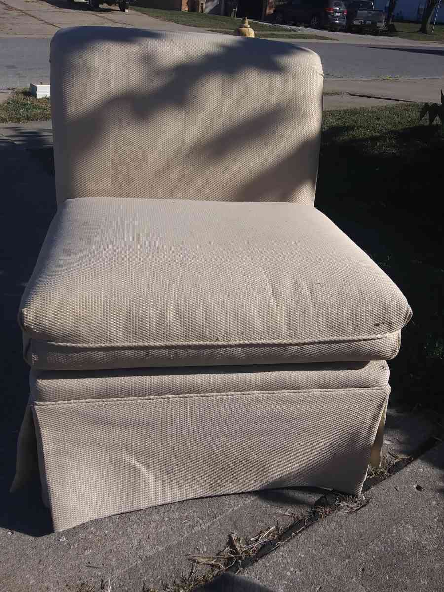 ottoman l shape chair - Raymore, Missouri - FleaMarketBay