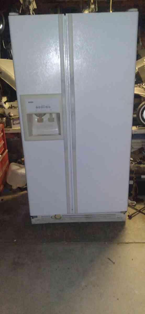 refrigerator - Bakersfield, California - FleaMarketBay