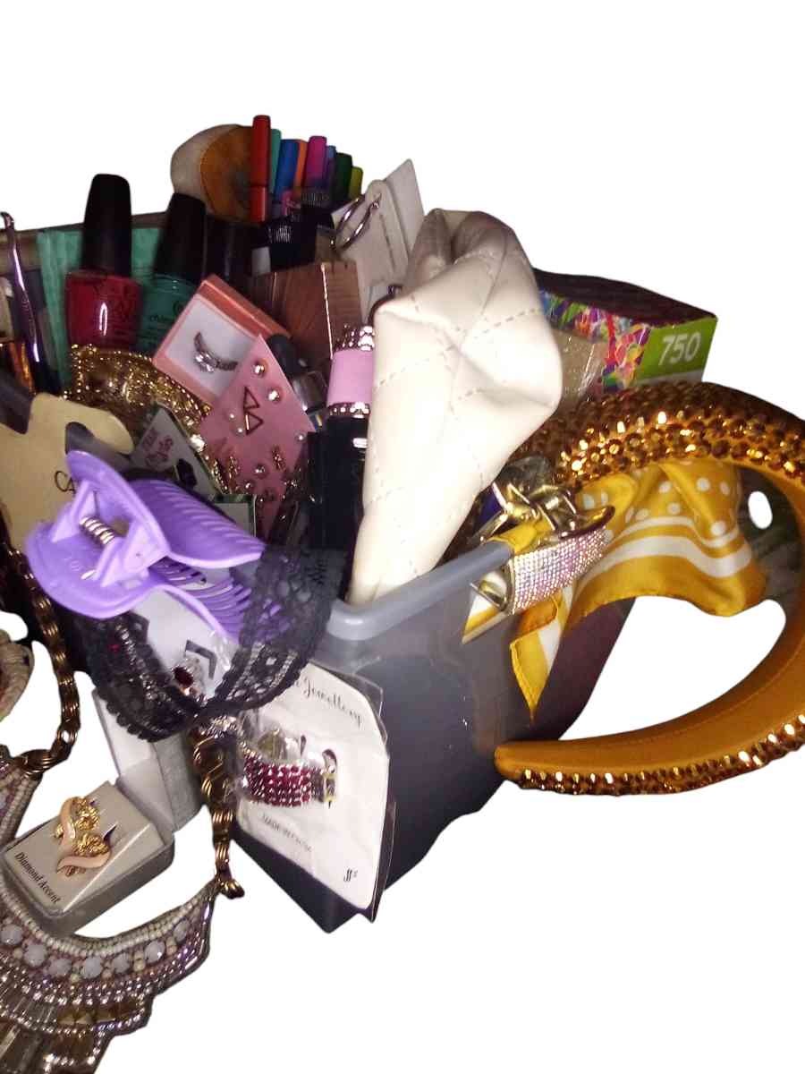 Boxy Charm Beauty Gift Box - Jacksonville, Florida - FleaMarketBay