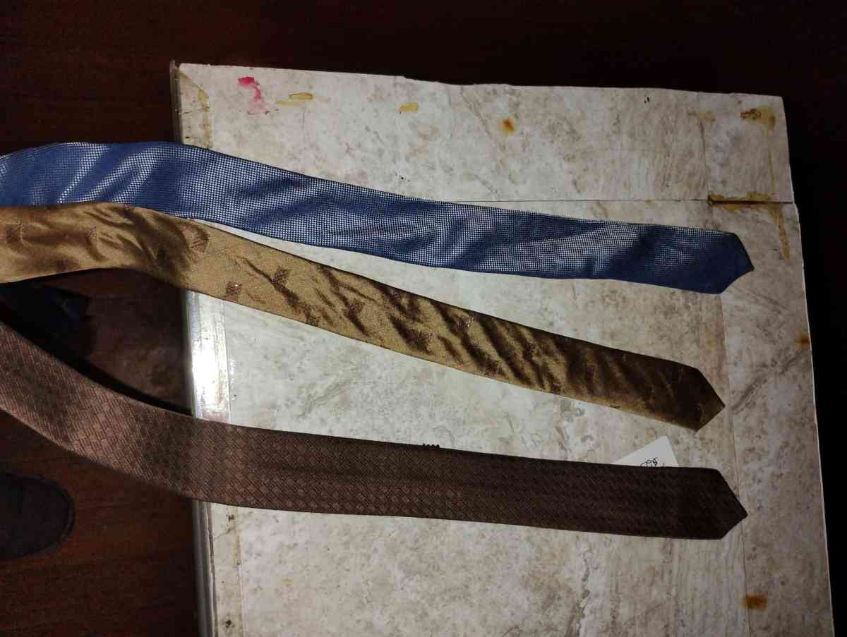ties 3 of them - Saint Joseph, Missouri - FleaMarketBay
